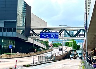 圖1: 連接九龍灣淘大與東九文化中心的行人天橋